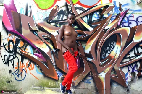Thick Ebony Woman Poses Nude with Big Ass – photo 14 of 16