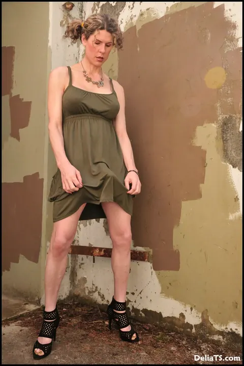 Trans Woman Strips Nude and Poses on Her Knees – photo 12 of 15