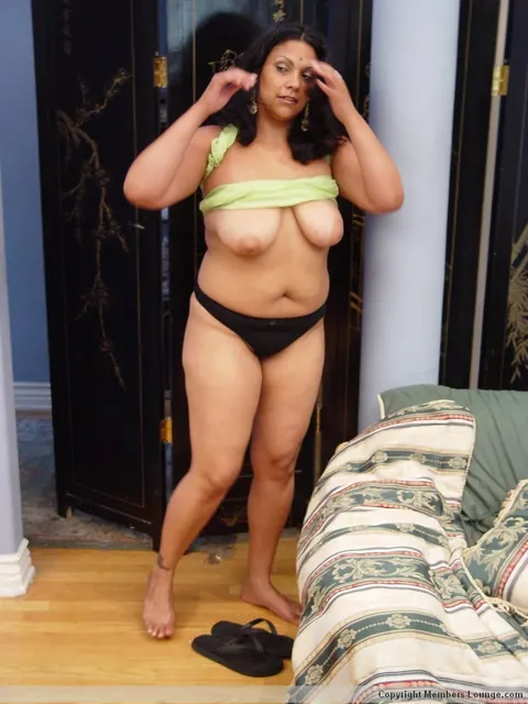 Curvy Indian MILF Shows Her Big Natural Tits and Ass in a Thong – photo 2 of 21