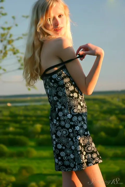 Blonde PAWG Spreads Her Pussy at Scenic Lookout – photo 6 of 16