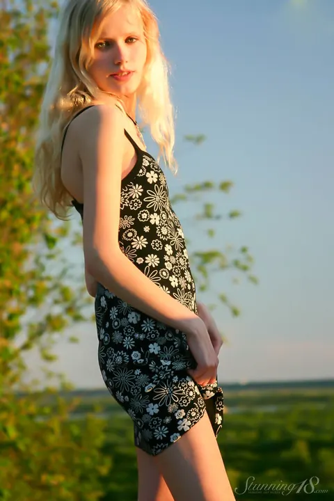 Blonde PAWG Spreads Her Pussy at Scenic Lookout – photo 5 of 16