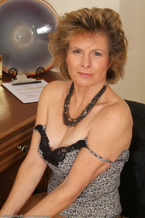 Short-Haired MILF Bares Her Saggy Tits and Hairy Pussy – photo 11 of 21