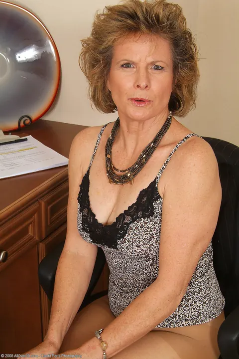 Short-Haired MILF Bares Her Saggy Tits and Hairy Pussy – photo 7 of 21