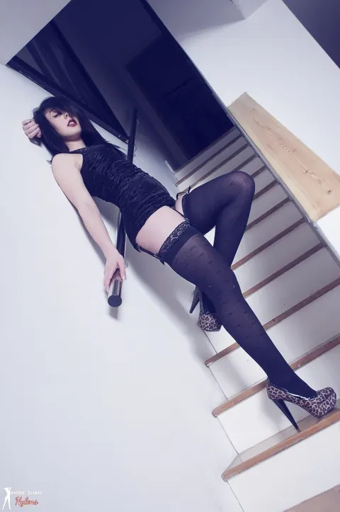 Busty Woman in Lingerie Spreads Her Legs in Panties – photo 4 of 12