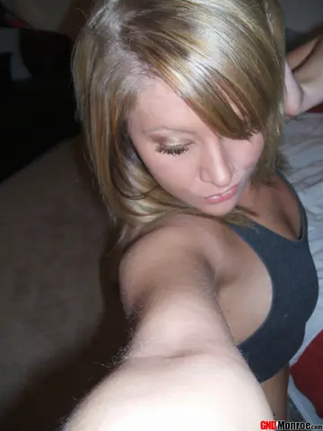 Blonde PAWG Amateur Spreads in the Mirror Selfie