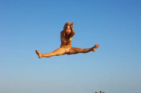 Tanned Woman Spreads Her Pussy on a Public Beach – photo 6 of 21
