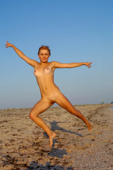 Tanned Woman Spreads Her Pussy on a Public Beach – photo 8 of 21