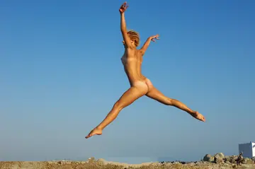 Tanned Woman Spreads Her Pussy on a Public Beach
