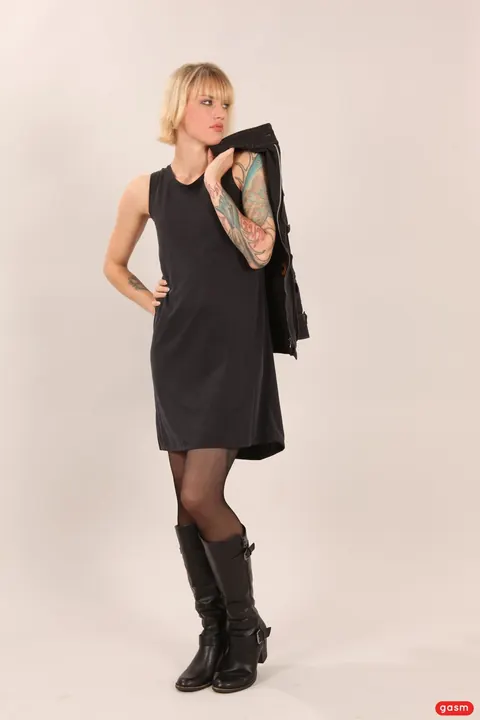 Sina Longleg: Blonde German MILF with Short Hair Poses Fully Clothed – photo 8 of 15