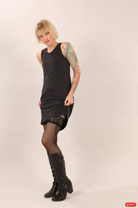 Sina Longleg: Blonde German MILF with Short Hair Poses Fully Clothed – photo 10 of 15