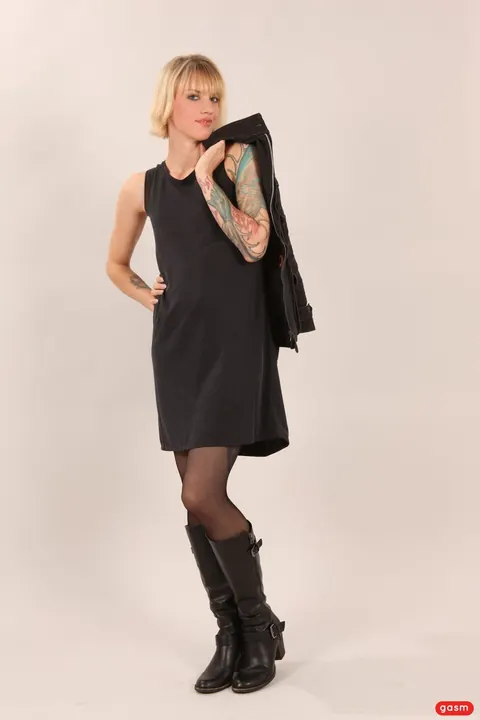Sina Longleg: Blonde German MILF with Short Hair Poses Fully Clothed – photo 9 of 15