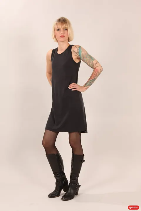 Sina Longleg: Blonde German MILF with Short Hair Poses Fully Clothed – photo 7 of 15