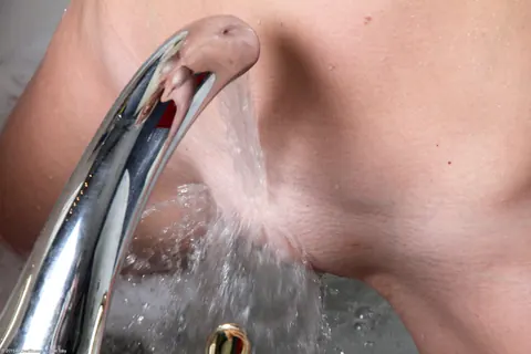 Lara Elaine: Tall Blonde Washes Her Big Tits and Spreads in the Bathtub – photo 12 of 21