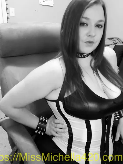 Curvy Brunette MILF Poses in a Dress, Corset and Glasses – photo 2 of 20