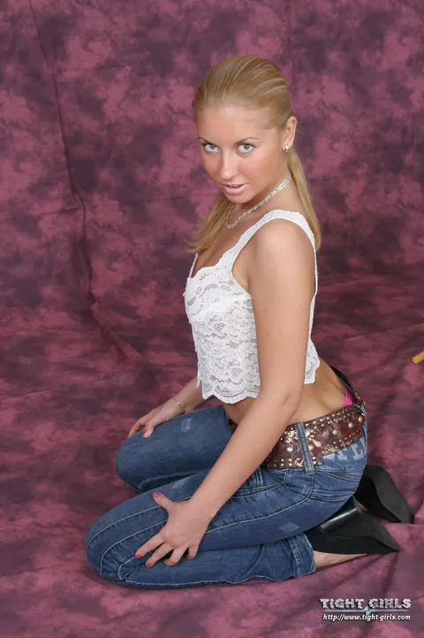 Blonde Strips Out of Her Jeans to Panties and High Heels – photo 8 of 15