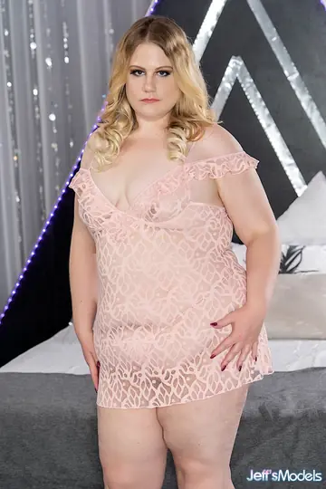 Curvy Blonde Strips Off Her Lingerie and Heels to Spread Her Pussy