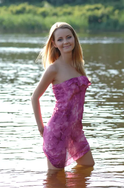 Woman Spreads Her Pussy in the Forest – photo 2 of 21