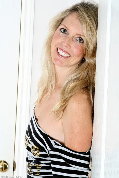 Ginger B: Mature Blonde Woman Spreads Her Legs – photo 1 of 20
