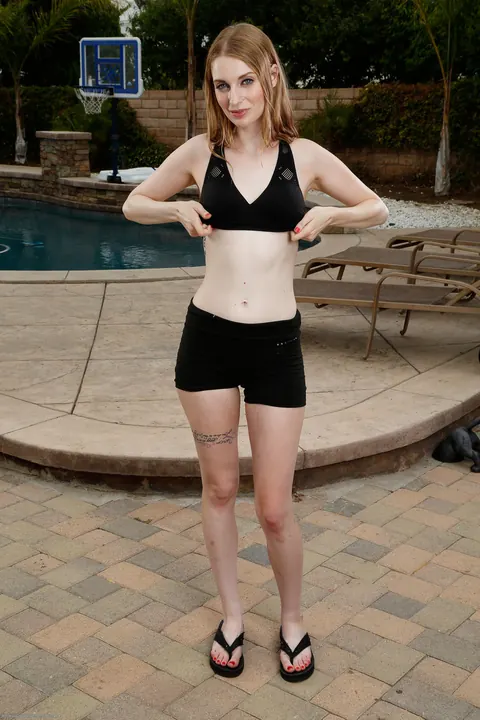 Ela Darling: Pale Blonde Spreads Her Legs in the Gym – photo 5 of 21