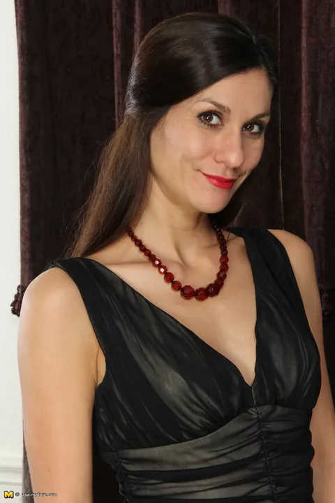 Miranda O: Thick Mature Brunette Strips Out of Her Dress and Uses a Dildo on the Sofa – photo 1 of 16