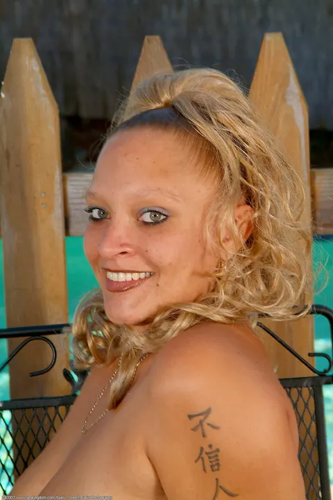 Chubby MILF Strips Out of Her Bikini by the Pool – photo 19 of 21