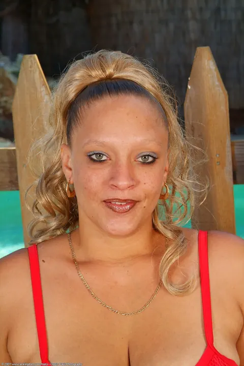 Chubby MILF Strips Out of Her Bikini by the Pool – photo 2 of 21