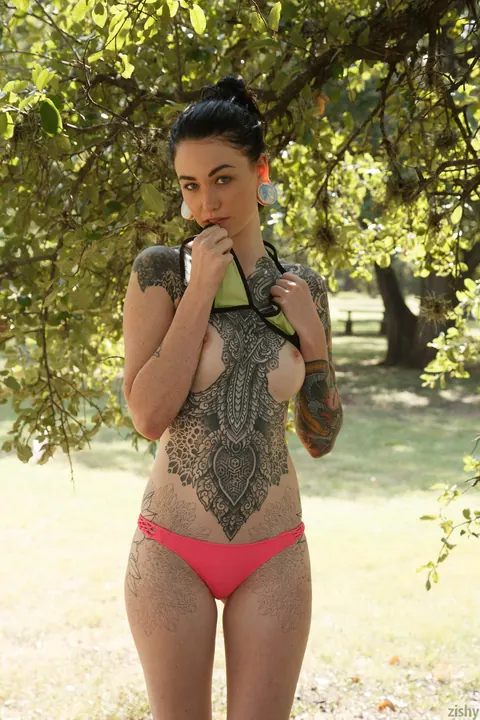 Kelly Lamprin: Brunette in a Bikini and Glasses Spreads in the Park – photo 11 of 11