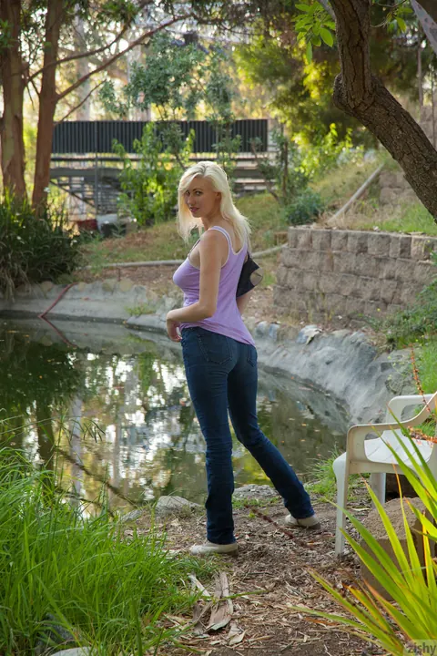 Iris Robie: PAWG Blonde Flashes Panties and Spreads Her Legs in Jeans and Boots – photo 3 of 12
