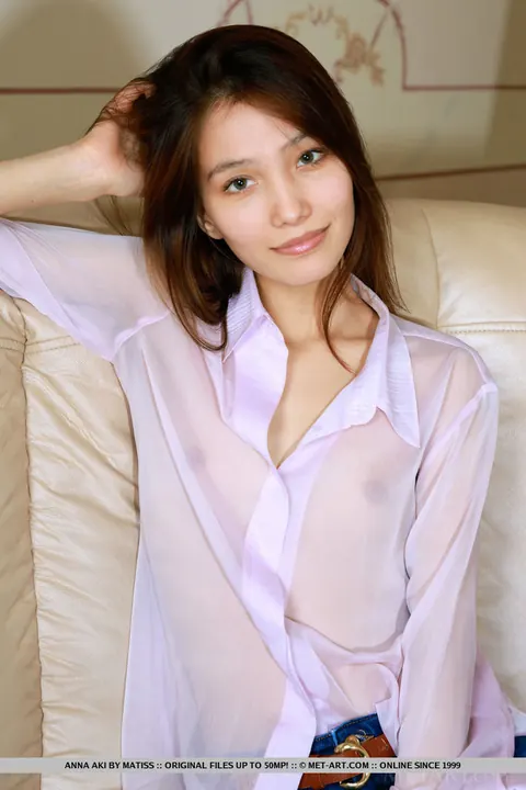 Anna Aki: Asian Babe Strips Out of Her Jeans and Squats Wide – photo 2 of 18