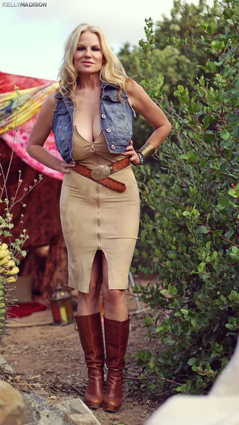 Kelly Madison: Curvy Blonde MILF Reveals Her Big Natural Tits Outdoors in a Skirt – photo 1 of 16