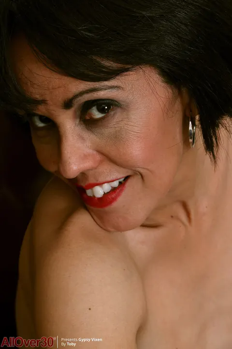 Gypsy Vixen: Short-Haired MILF in Glasses Spreads Her Pussy – photo 21 of 21