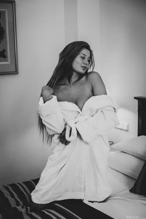 Lucy Li: Brunette with Big Natural Tits and Tattoos Poses Nude on Her Knees – photo 17 of 21
