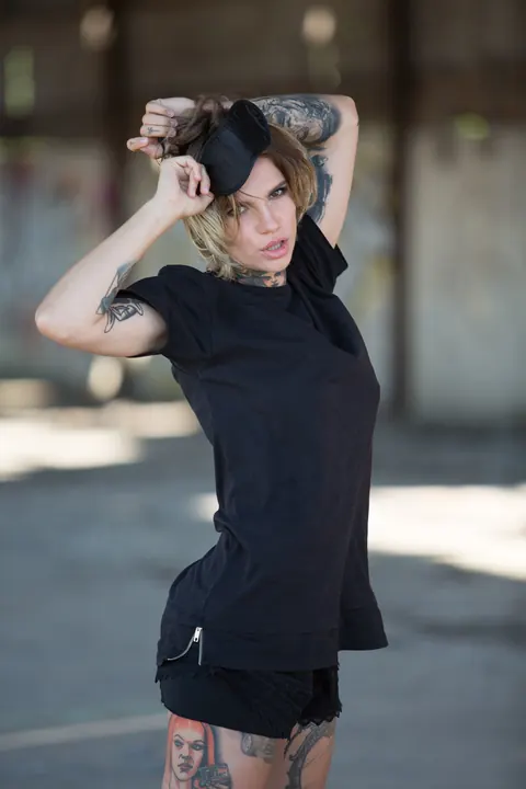 Stacy Cloud: Short-Haired Tattooed Woman Poses Nude in Public Wearing Glasses – photo 4 of 21