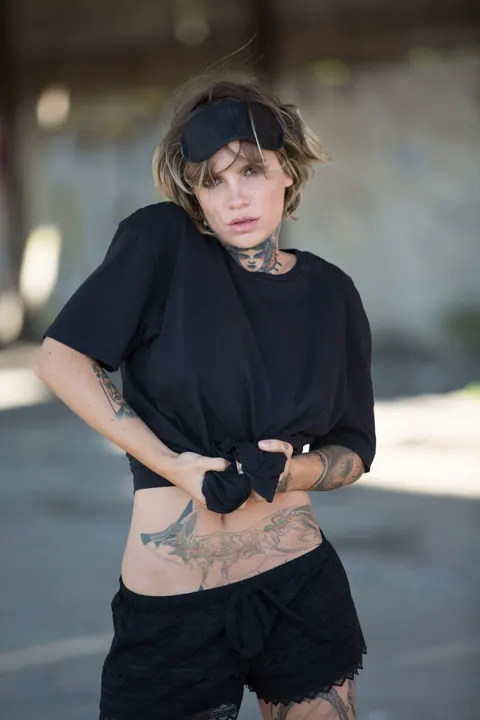Stacy Cloud: Short-Haired Tattooed Woman Poses Nude in Public Wearing Glasses – photo 6 of 21