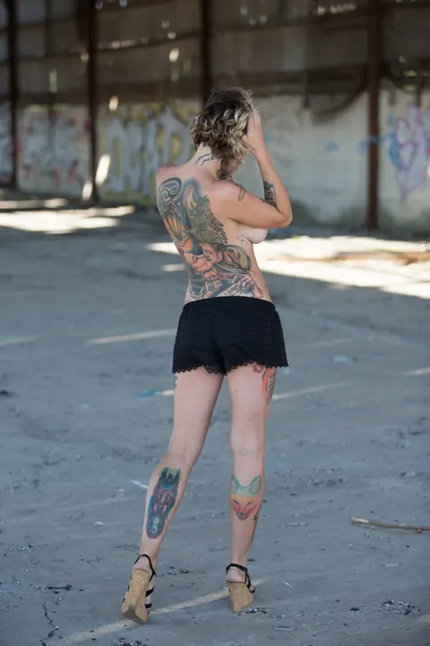 Stacy Cloud: Short-Haired Tattooed Woman Poses Nude in Public Wearing Glasses – photo 8 of 21