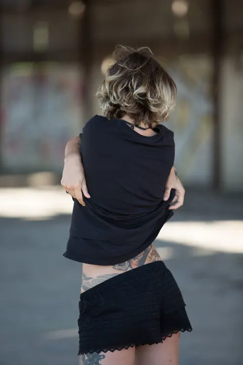 Stacy Cloud: Short-Haired Tattooed Woman Poses Nude in Public Wearing Glasses – photo 7 of 21