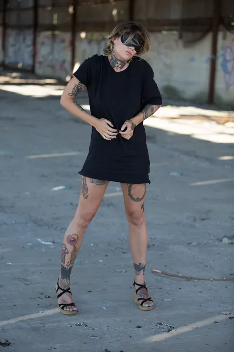 Stacy Cloud: Short-Haired Tattooed Woman Poses Nude in Public Wearing Glasses – photo 3 of 21