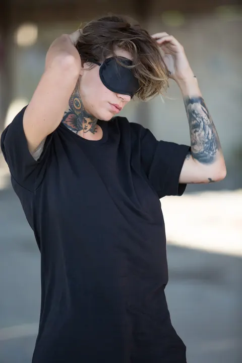 Stacy Cloud: Short-Haired Tattooed Woman Poses Nude in Public Wearing Glasses – photo 2 of 21