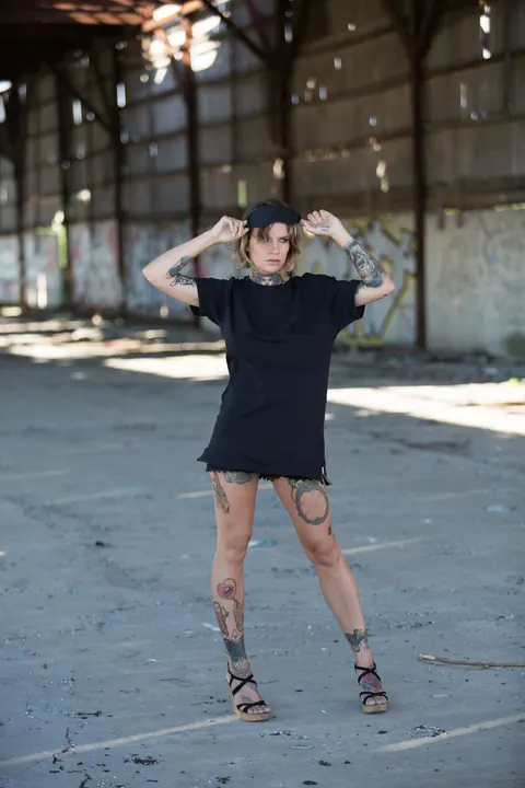 Stacy Cloud: Short-Haired Tattooed Woman Poses Nude in Public Wearing Glasses – photo 1 of 21