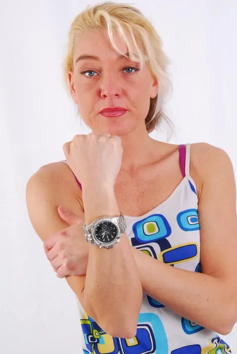 Blonde MILF Poses in Jeans Wearing a Huge Metal Watch – photo 8 of 16