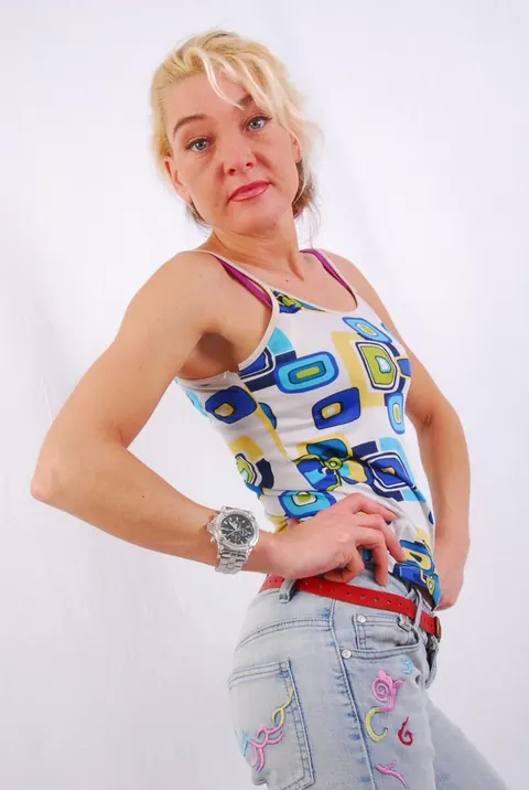 Blonde MILF Poses in Jeans Wearing a Huge Metal Watch – photo 4 of 16