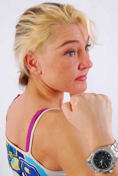 Blonde MILF Poses in Jeans Wearing a Huge Metal Watch – photo 12 of 16