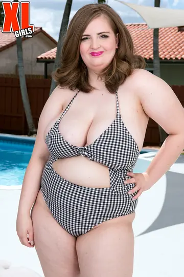 Brunette BBW Strips Out of Her Bikini Outdoors