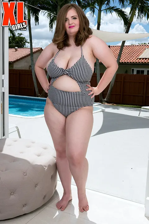 Sylvia Bateman: Brunette BBW Strips Out of Her Bikini Outdoors – photo 4 of 16