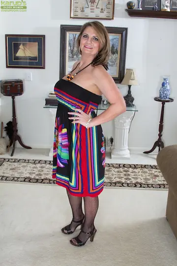 Thick Tattooed MILF in Pantyhose Shows Her Big Tits and Spreads Her Pink Pussy
