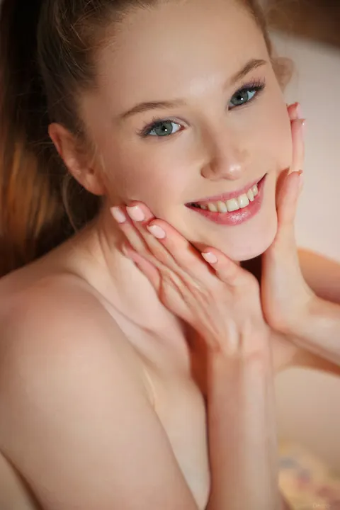 Laura Lit: Woman Undresses and Poses Nude in Sensual Gallery – photo 10 of 21