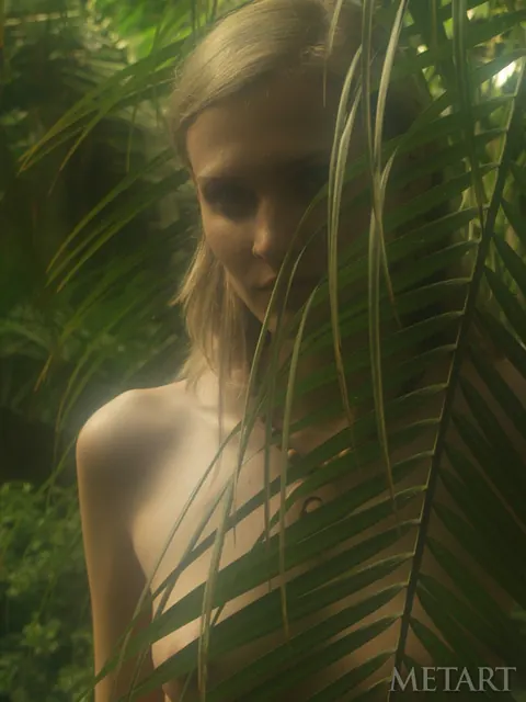 Blonde Undresses Fully and Poses Nude for the Lens – photo 6 of 21