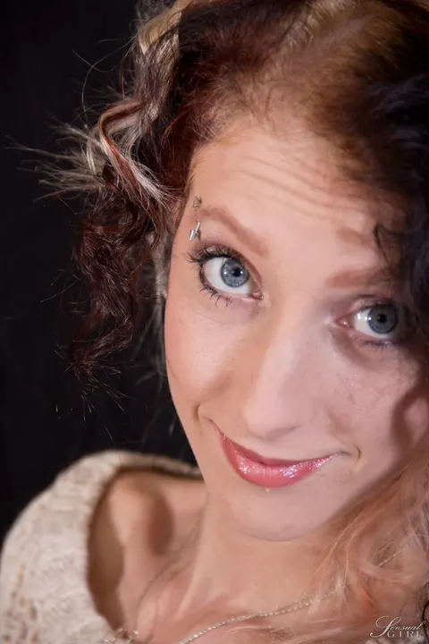 Slim Curly Brunette Strips Naked and Spreads Her Pussy – photo 2 of 21