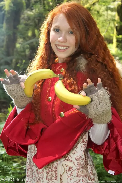 Petite Redhead Fingers Her Pussy with a Banana in the Forest – photo 5 of 16