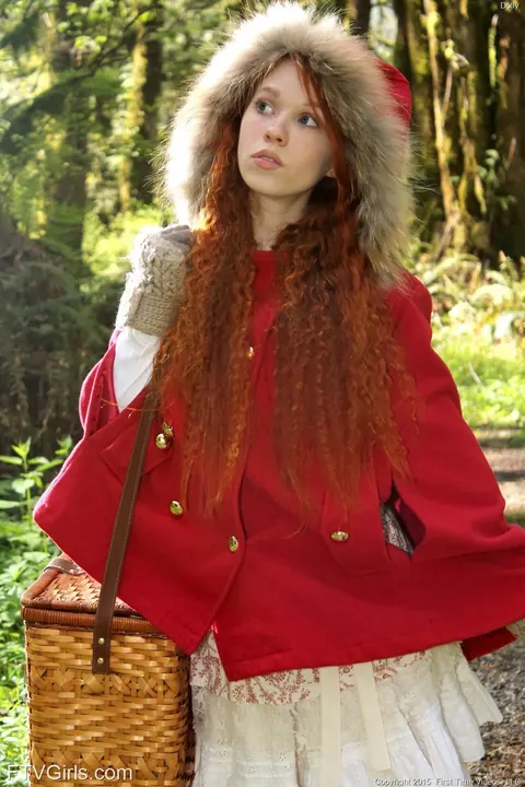 Petite Redhead Fingers Her Pussy with a Banana in the Forest – photo 1 of 16